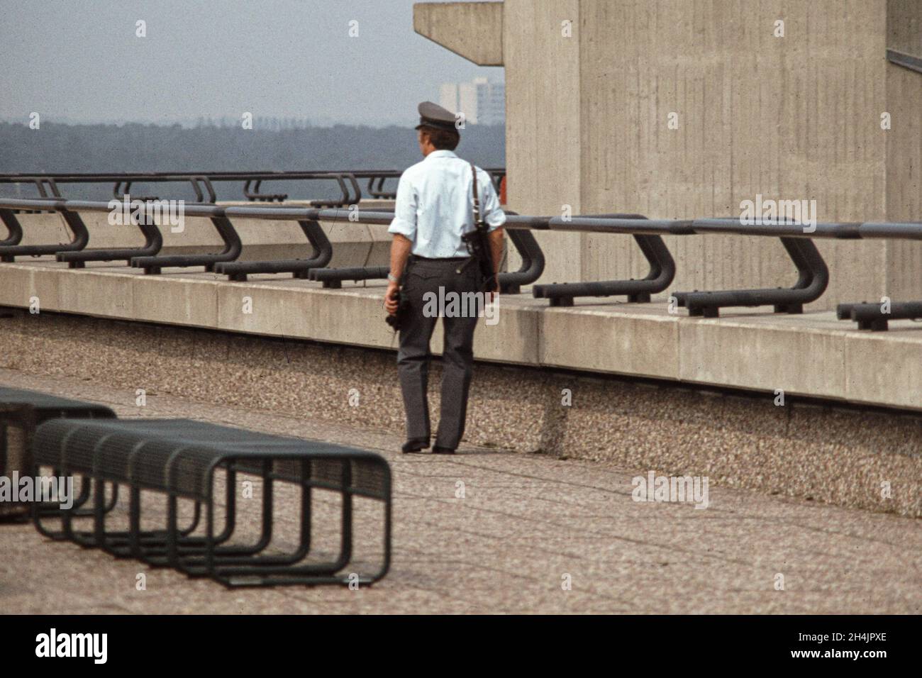 Guardia di sicurezza all'aeroporto di Tegel, Berlino, nel 1979 Foto Stock