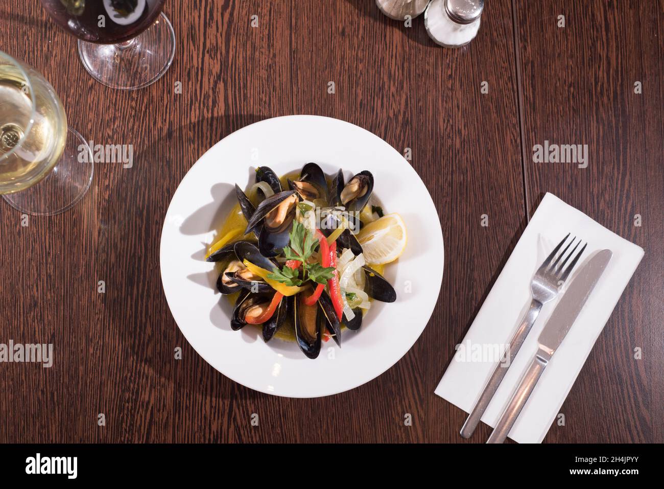 Sheffield, Regno Unito – 12 dicembre 2017 – raffinata cucina portoghese al Na Pedra con musselle fresche per antipasti e un bicchiere di vino rosso o bianco, Abbeydale Road Foto Stock