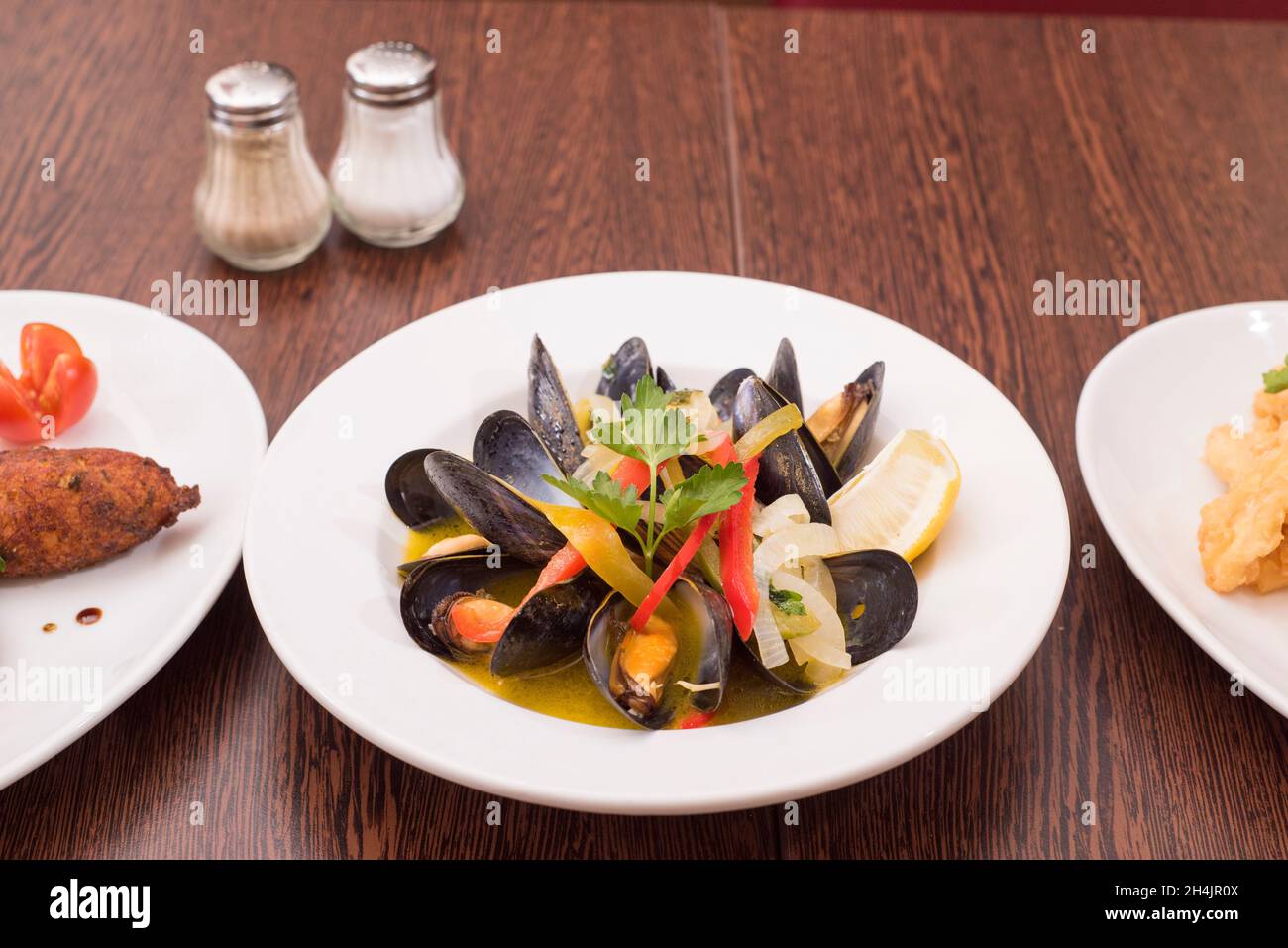 Sheffield, Regno Unito – 12 dicembre 2017 – raffinata cucina portoghese a Na Pedra con musselle fresche per antipasti a Abbeydale Road Foto Stock