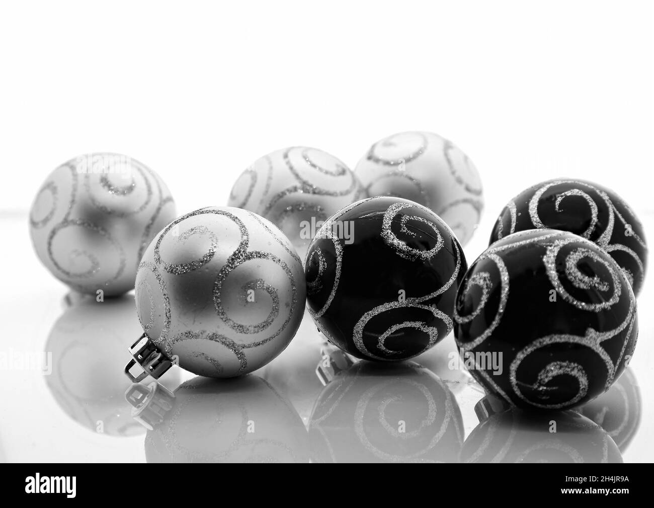 Palline decorative in nero e argento con sfondo bianco Foto Stock