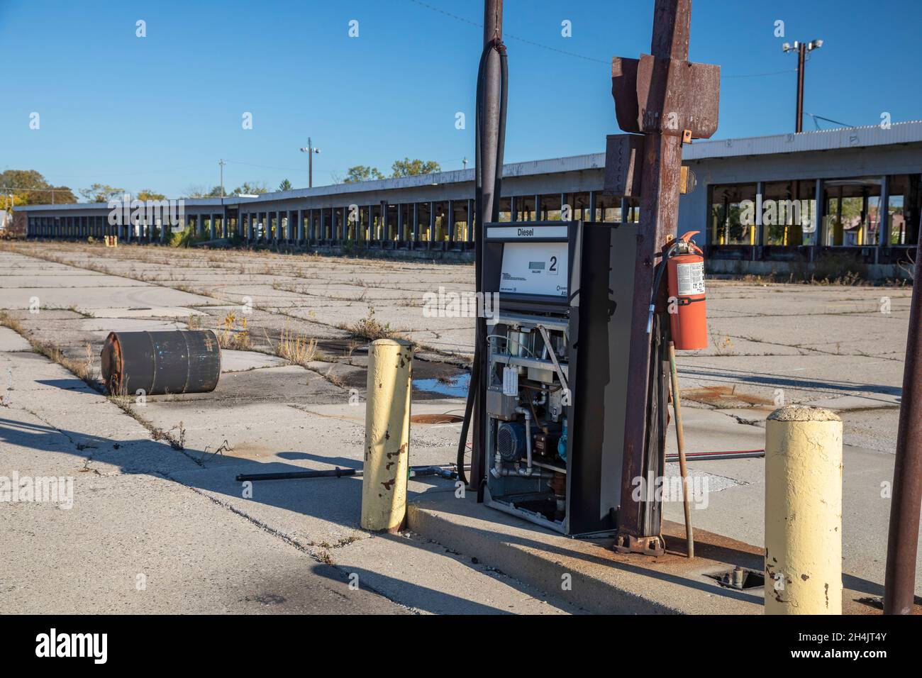 Detroit, Michigan - una pompa diesel e banchine di carico in un terminal di camion abbandonato, precedentemente gestito da Universal Truckload Services. Foto Stock