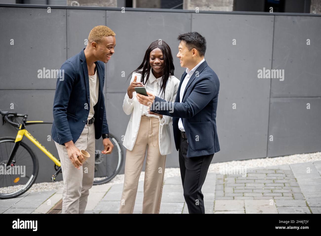 Gruppo di persone aziendali che guardano sullo smartphone Foto Stock