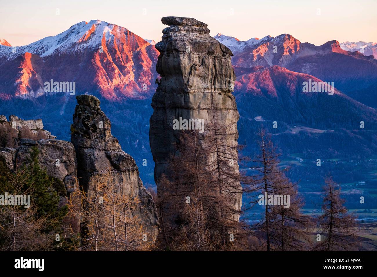 Francia, Hautes-Alpes, città di Saint-Jean Saint-Nicolas e Saint-Michel de Chaillol, Famourou aghi, burrone ripido setaccio con monoliti di arenaria Foto Stock