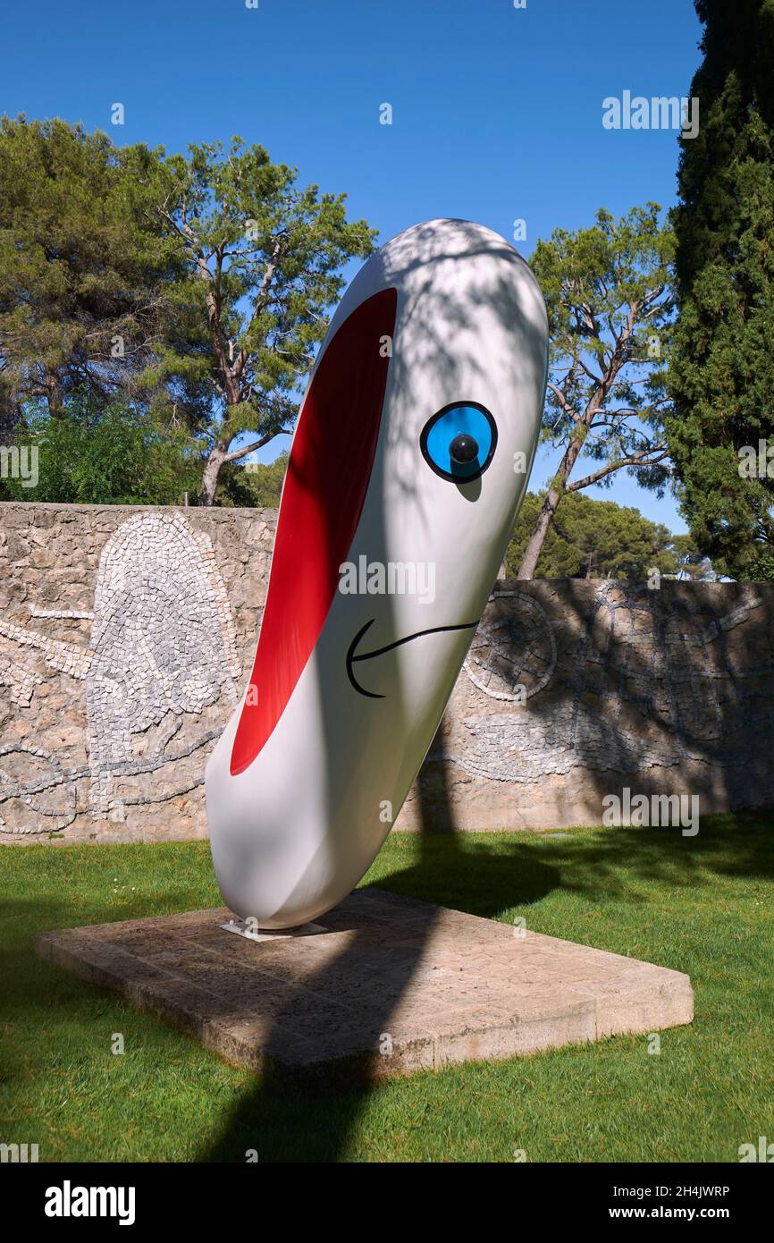 Francia, Alpes Maritimes, Saint Paul de Vence, la Fondazione Maeght, Personnage (Aubergine) di Joan Miro (1972) nel giardino della scultura Foto Stock