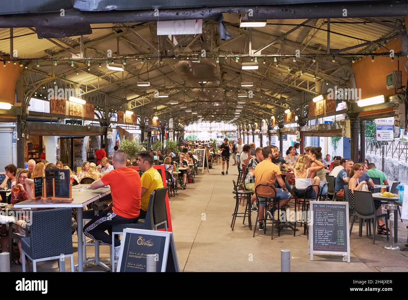 Francia, Alpes Maritimes, Antibes, terrazze del mercato provenzale Foto Stock