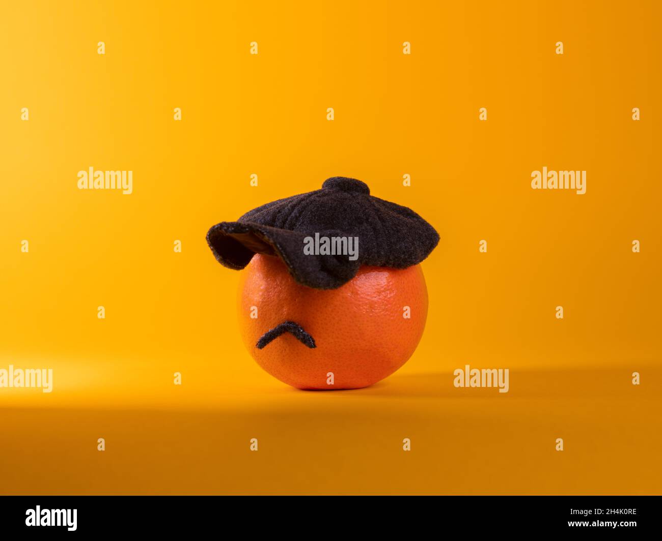 Uomo concettuale con baffi con cappuccio piatto Foto Stock