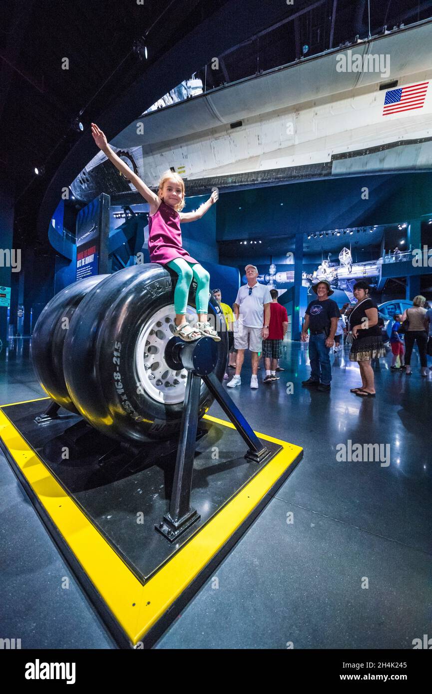 Stati Uniti, Florida, Orlando, Cape Canaveral, Kennedy Space Center, Space Museum, bambino sul carrello della navetta spaziale Columbia Foto Stock