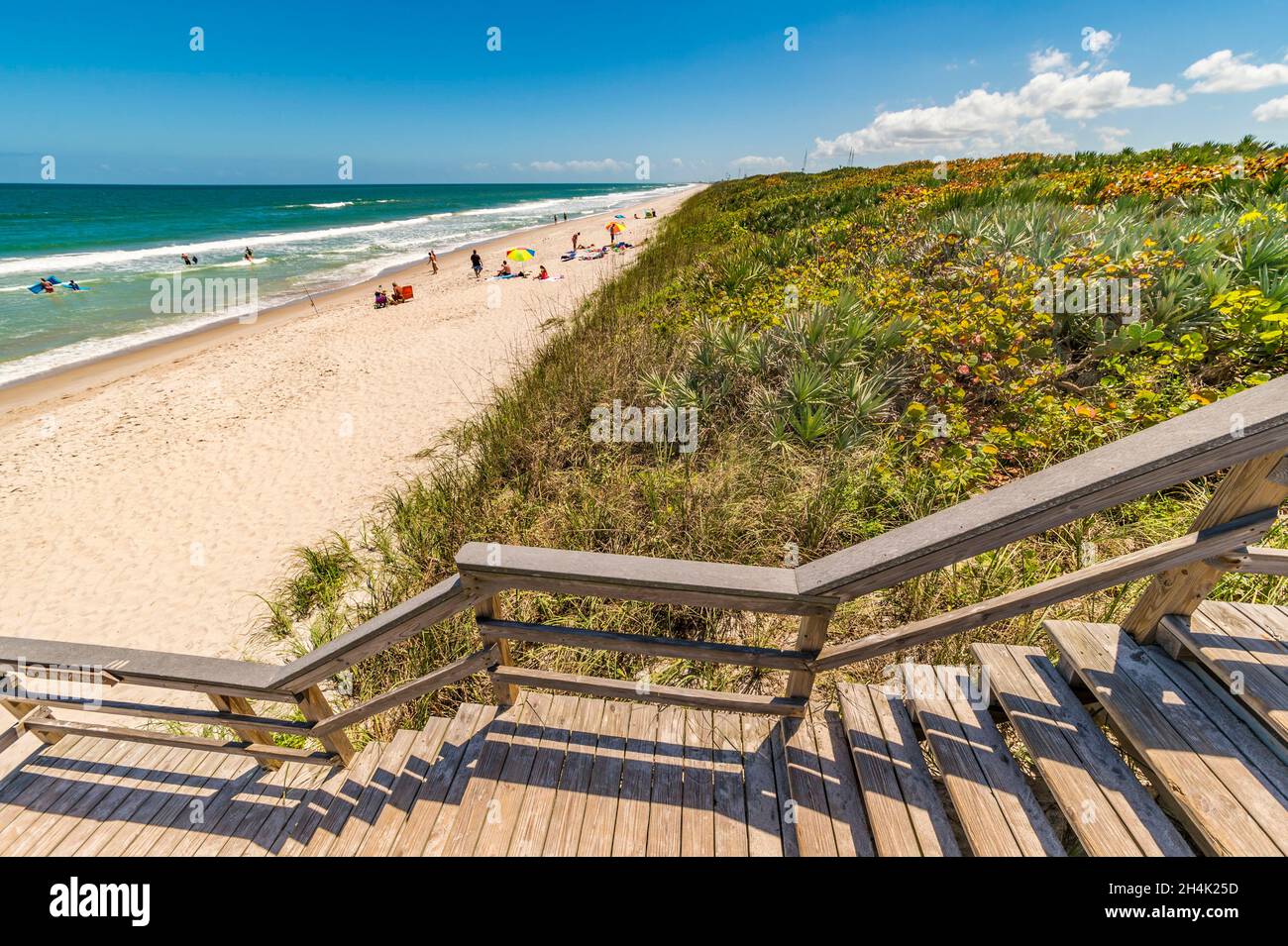 Stati Uniti, Florida, Orlando, Cape Canaveral, Kennedy Space Center, Verso l'immensa spiaggia di sabbia bianca che corre lungo tutta la costa dell'isola di Merritt Foto Stock