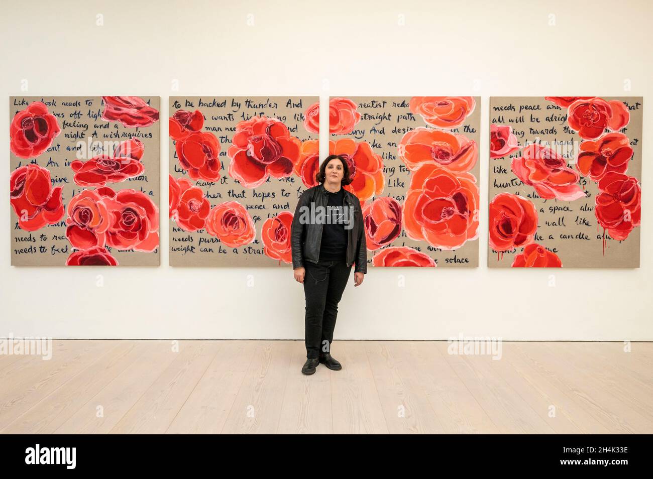 Londra, Regno Unito. 3 November 2021.Victoria Cantons, UCL: Slade School of Art, con il suo lavoro 'come una candela ha bisogno di una fiamma'. Anteprima di London Grads Now, una mostra di oltre 200 opere d'arte create e curate da laureati in Massachusetts provenienti da sette delle principali scuole d'arte di Londra. La mostra si svolgerà presso la Galleria Saatchi dal 4 novembre 2021 al 16 gennaio 2022. Credit: Stephen Chung / Alamy Live News Foto Stock