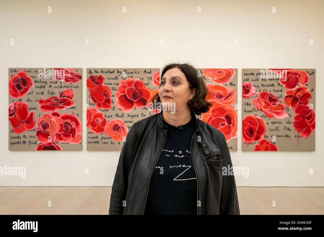 Londra, Regno Unito. 3 November 2021.Victoria Cantons, UCL: Slade School of Art, con il suo lavoro 'come una candela ha bisogno di una fiamma'. Anteprima di London Grads Now, una mostra di oltre 200 opere d'arte create e curate da laureati in Massachusetts provenienti da sette delle principali scuole d'arte di Londra. La mostra si svolgerà presso la Galleria Saatchi dal 4 novembre 2021 al 16 gennaio 2022. Credit: Stephen Chung / Alamy Live News Foto Stock