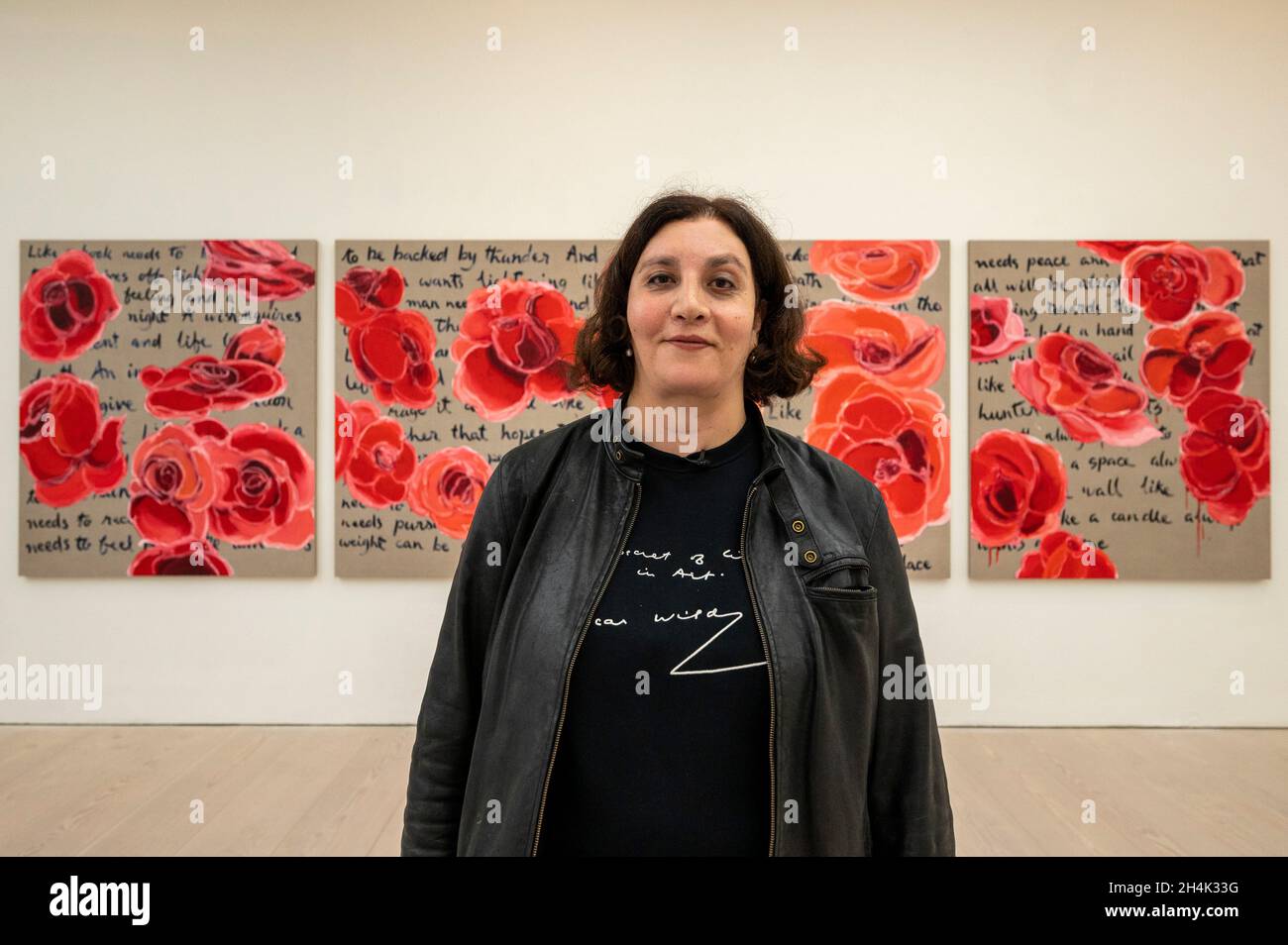 Londra, Regno Unito. 3 November 2021.Victoria Cantons, UCL: Slade School of Art, con il suo lavoro 'come una candela ha bisogno di una fiamma'. Anteprima di London Grads Now, una mostra di oltre 200 opere d'arte create e curate da laureati in Massachusetts provenienti da sette delle principali scuole d'arte di Londra. La mostra si svolgerà presso la Galleria Saatchi dal 4 novembre 2021 al 16 gennaio 2022. Credit: Stephen Chung / Alamy Live News Foto Stock