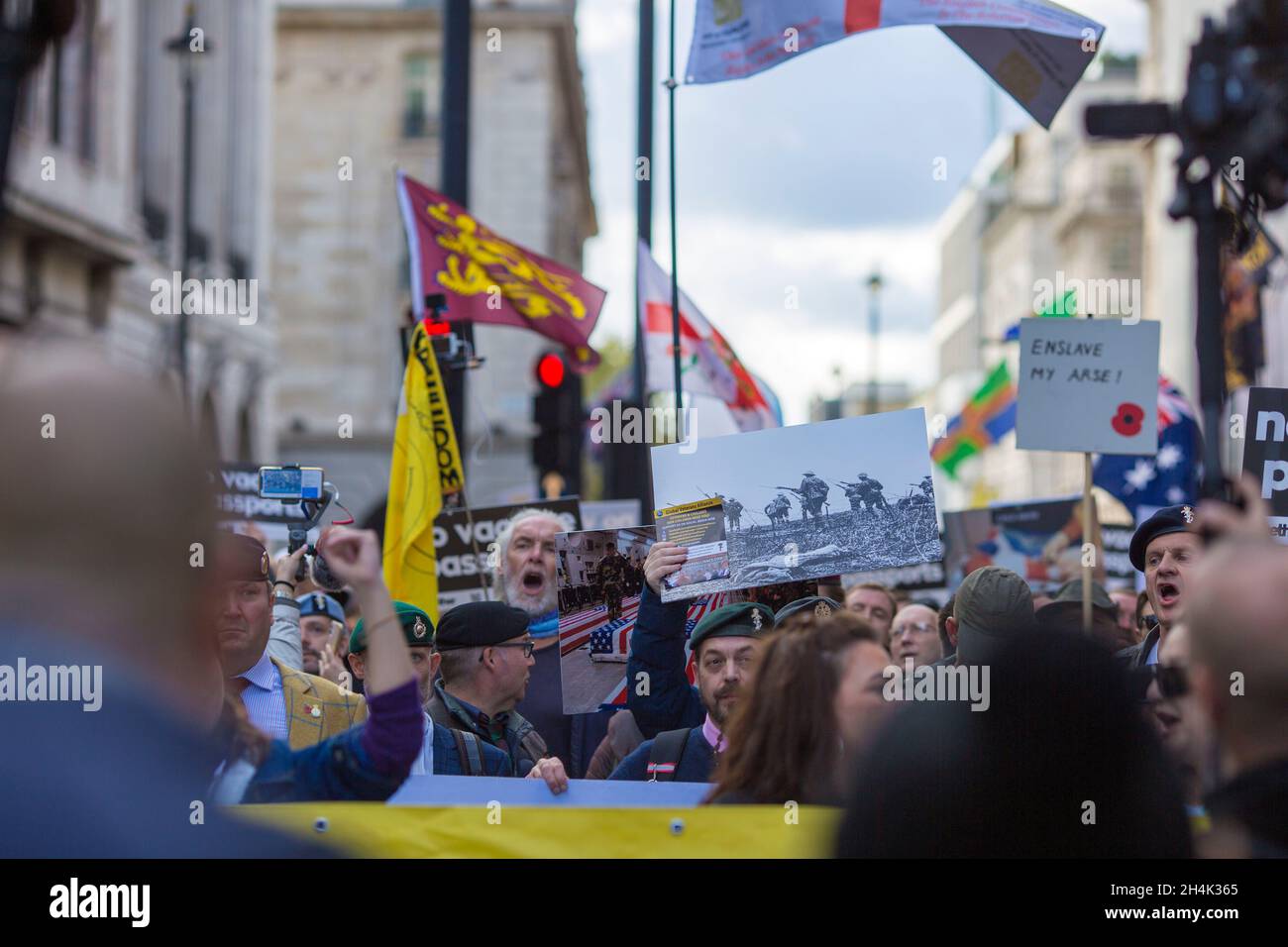 Le persone si riuniscono e marciano durante un raduno Unite per la libertà contro i passaporti dei vaccini nel centro di Londra, 30 ottobre 2021. Foto Stock