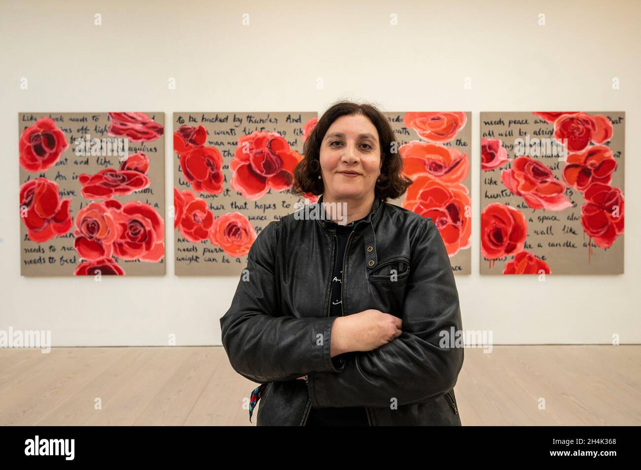 Londra, Regno Unito. 3 November 2021.Victoria Cantons, UCL: Slade School of Art, con il suo lavoro 'come una candela ha bisogno di una fiamma'. Anteprima di London Grads Now, una mostra di oltre 200 opere d'arte create e curate da laureati in Massachusetts provenienti da sette delle principali scuole d'arte di Londra. La mostra si svolgerà presso la Galleria Saatchi dal 4 novembre 2021 al 16 gennaio 2022. Credit: Stephen Chung / Alamy Live News Foto Stock