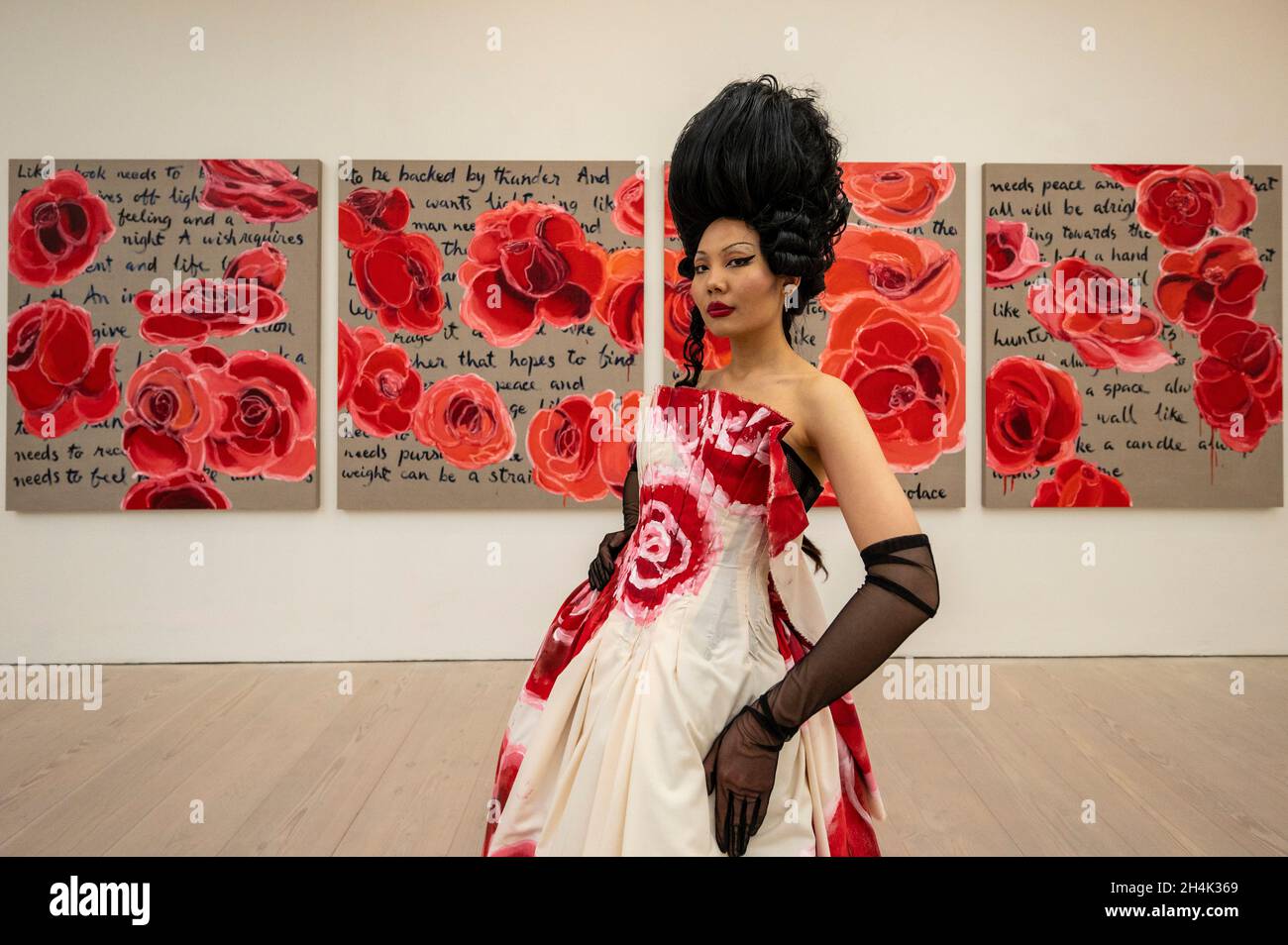 Londra, Regno Unito. 3 novembre 2021. Un modello con 'come una candela ha bisogno di una fiamma' di Victoria Cantons, UCL: Slade School of Art. Anteprima di London Graads Now, una mostra di oltre 200 opere d'arte create e curate da laureati ma provenienti da sette delle principali scuole d'arte londinesi. La mostra si svolgerà presso la Galleria Saatchi dal 4 novembre 2021 al 16 gennaio 2022. Credit: Stephen Chung / Alamy Live News Foto Stock