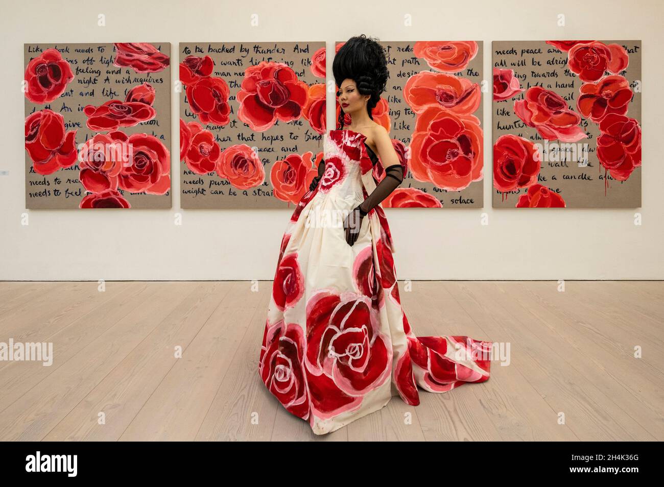 Londra, Regno Unito. 3 novembre 2021. Un modello con 'come una candela ha bisogno di una fiamma' di Victoria Cantons, UCL: Slade School of Art. Anteprima di London Graads Now, una mostra di oltre 200 opere d'arte create e curate da laureati ma provenienti da sette delle principali scuole d'arte londinesi. La mostra si svolgerà presso la Galleria Saatchi dal 4 novembre 2021 al 16 gennaio 2022. Credit: Stephen Chung / Alamy Live News Foto Stock