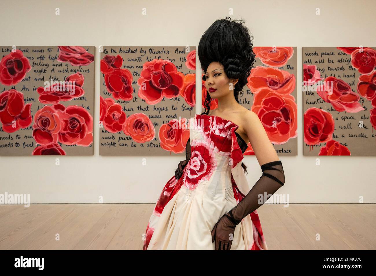 Londra, Regno Unito. 3 novembre 2021. Un modello con 'come una candela ha bisogno di una fiamma' di Victoria Cantons, UCL: Slade School of Art. Anteprima di London Graads Now, una mostra di oltre 200 opere d'arte create e curate da laureati ma provenienti da sette delle principali scuole d'arte londinesi. La mostra si svolgerà presso la Galleria Saatchi dal 4 novembre 2021 al 16 gennaio 2022. Credit: Stephen Chung / Alamy Live News Foto Stock