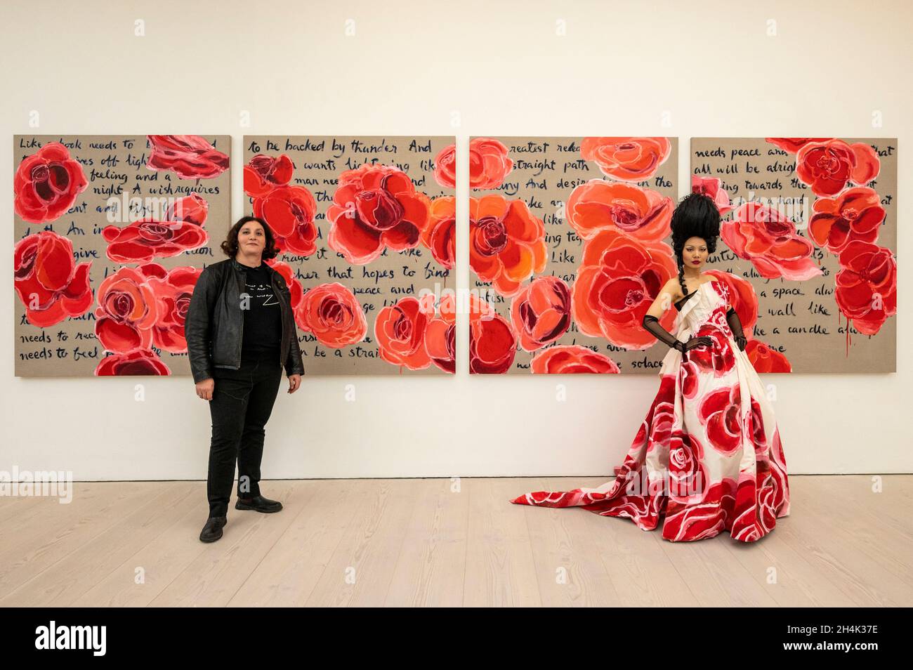 Londra, Regno Unito. 3 novembre 2021. Un modello e (L) Victoria Cantons, UCL: Slade School of Art, con il suo lavoro 'come una candela ha bisogno di una fiamma'. Anteprima di London Grads Now, una mostra di oltre 200 opere d'arte create e curate da laureati in Massachusetts provenienti da sette delle principali scuole d'arte di Londra. La mostra si svolgerà presso la Galleria Saatchi dal 4 novembre 2021 al 16 gennaio 2022. Credit: Stephen Chung / Alamy Live News Foto Stock