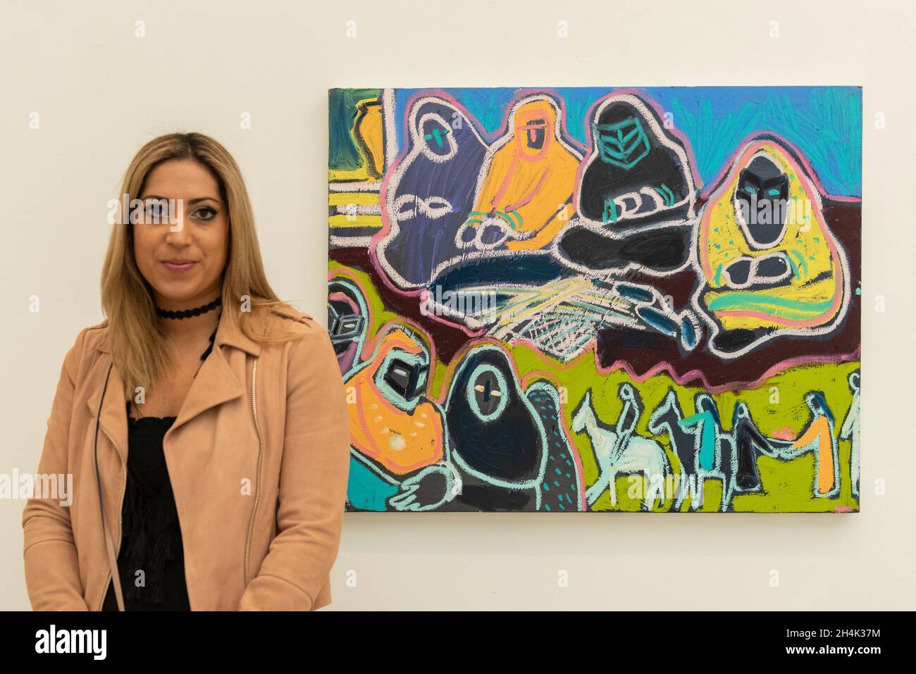 Londra, Regno Unito. 3 novembre 2021. Latifah A Stranack, UCL: Slade School of Art, con il suo lavoro "la tradizione familiare". Anteprima di London Grads Now, una mostra di oltre 200 opere d'arte create e curate da laureati in Massachusetts provenienti da sette delle principali scuole d'arte di Londra. La mostra si svolgerà presso la Galleria Saatchi dal 4 novembre 2021 al 16 gennaio 2022. Credit: Stephen Chung / Alamy Live News Foto Stock