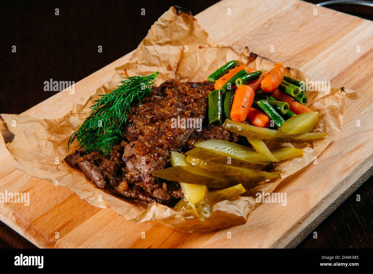 Carne e cipolle con cetriolini, carote e fagioli Foto Stock