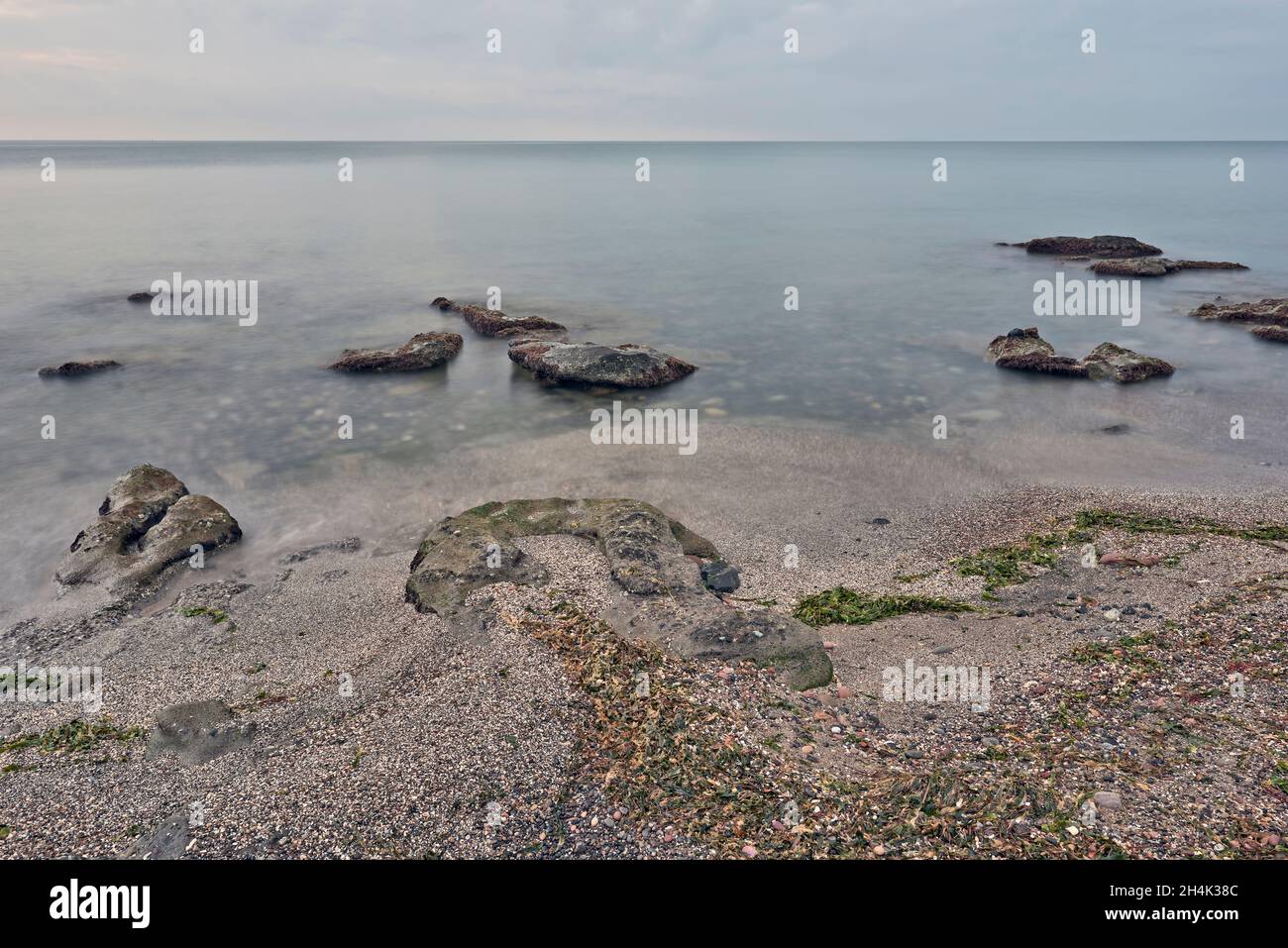 Alba sulla spiaggia rocciosa di Sagunt. Foto Stock