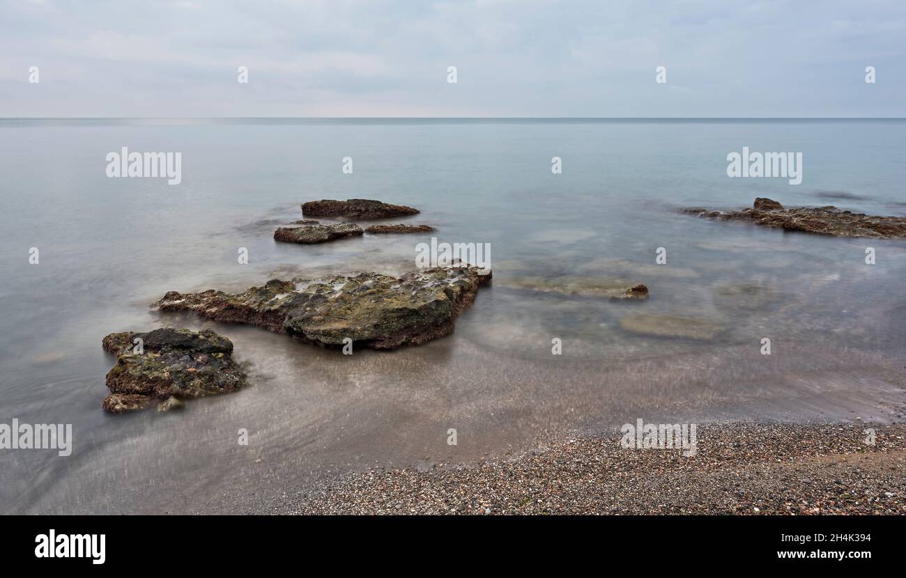 Alba sulla spiaggia rocciosa di Sagunt. Foto Stock