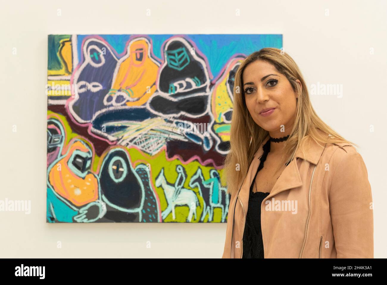 Londra, Regno Unito. 3 novembre 2021. Latifah A Stranack, UCL: Slade School of Art, con il suo lavoro "la tradizione familiare". Anteprima di London Grads Now, una mostra di oltre 200 opere d'arte create e curate da laureati in Massachusetts provenienti da sette delle principali scuole d'arte di Londra. La mostra si svolgerà presso la Galleria Saatchi dal 4 novembre 2021 al 16 gennaio 2022. Credit: Stephen Chung / Alamy Live News Foto Stock