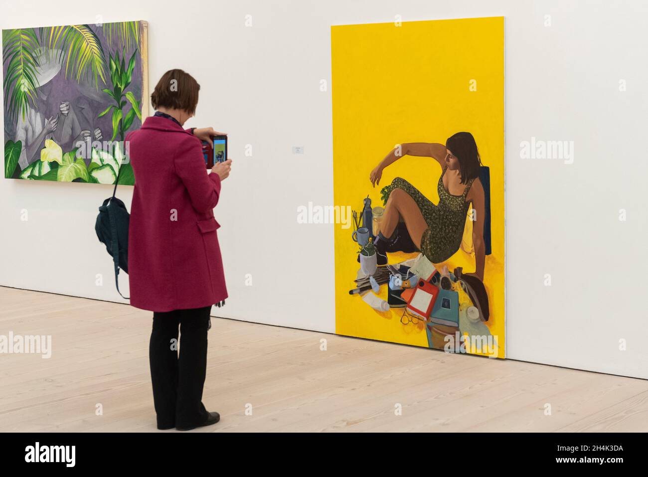 Londra, Regno Unito. 3 novembre 2021. A visitor views 'Untitled II' by Margarida Pinheiro, UAL: Camberwell College of Arts. Preview of London Graads Now, una mostra di oltre 200 opere d'arte create e curate da laureati in Massachusetts provenienti da sette delle principali scuole d'arte di Londra. La mostra si svolgerà presso la Galleria Saatchi dal 4 novembre 2021 al 16 gennaio 2022. Credit: Stephen Chung / Alamy Live News Foto Stock