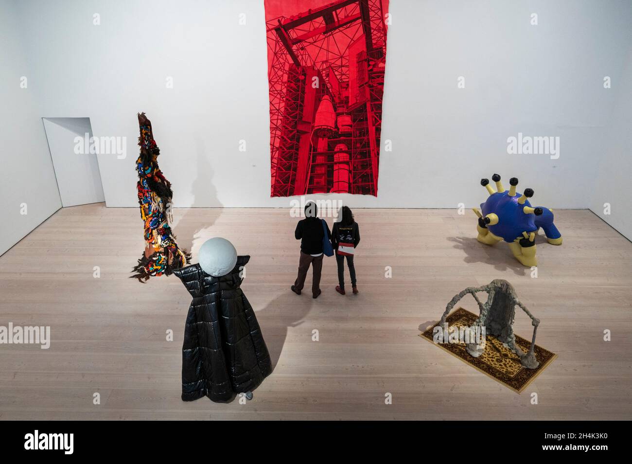 Londra, Regno Unito. 3 novembre 2021. Una vista generale delle opere nello spazio Combined Gallery (Galleria combinata). Anteprima di London Grads Now, una mostra di oltre 200 opere d'arte create e curate da laureati in Massachusetts provenienti da sette delle principali scuole d'arte di Londra. La mostra si svolgerà presso la Galleria Saatchi dal 4 novembre 2021 al 16 gennaio 2022. Credit: Stephen Chung / Alamy Live News Foto Stock