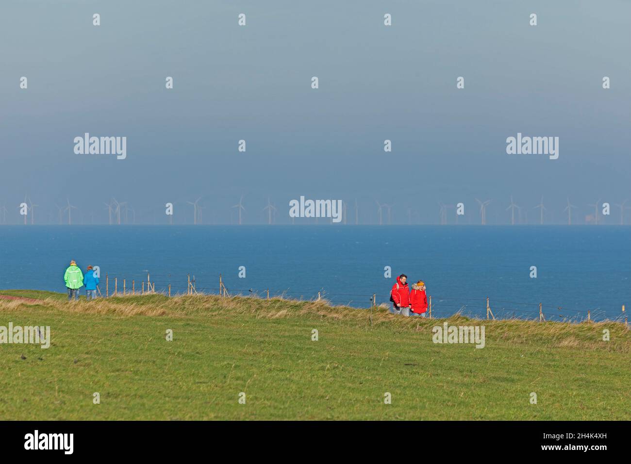 Escursionisti a Oberland (terra alta), Offshore Wind Farm Meerwind Süd-Ost, Heligoland Island, Schleswig-Holstein, Germania Foto Stock