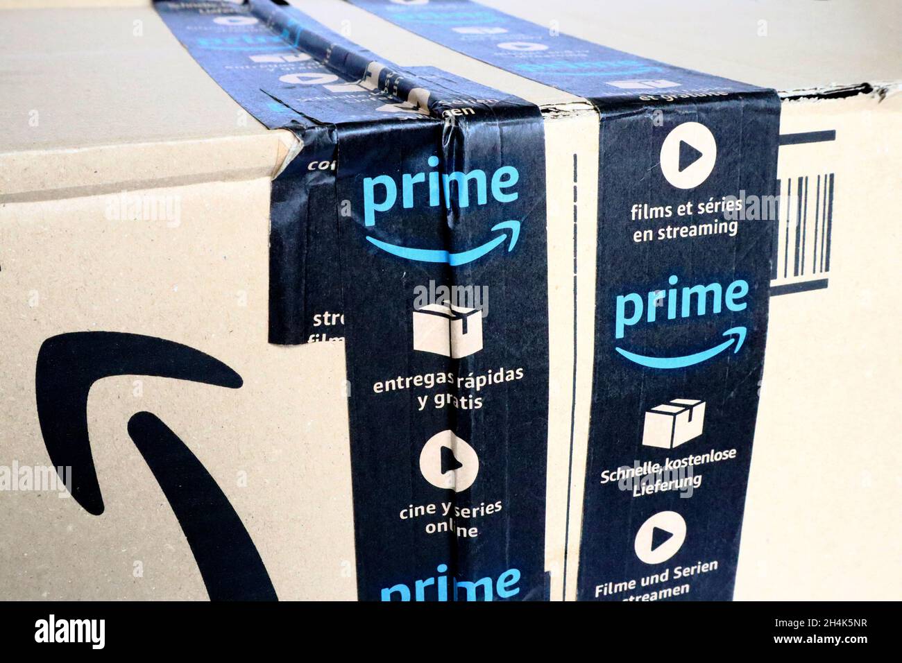 Dettaglio della scatola di cartone AMAZON prime Shipping. Amazon è una  multinazionale americana di tecnologia Company di e-commercio Foto stock -  Alamy