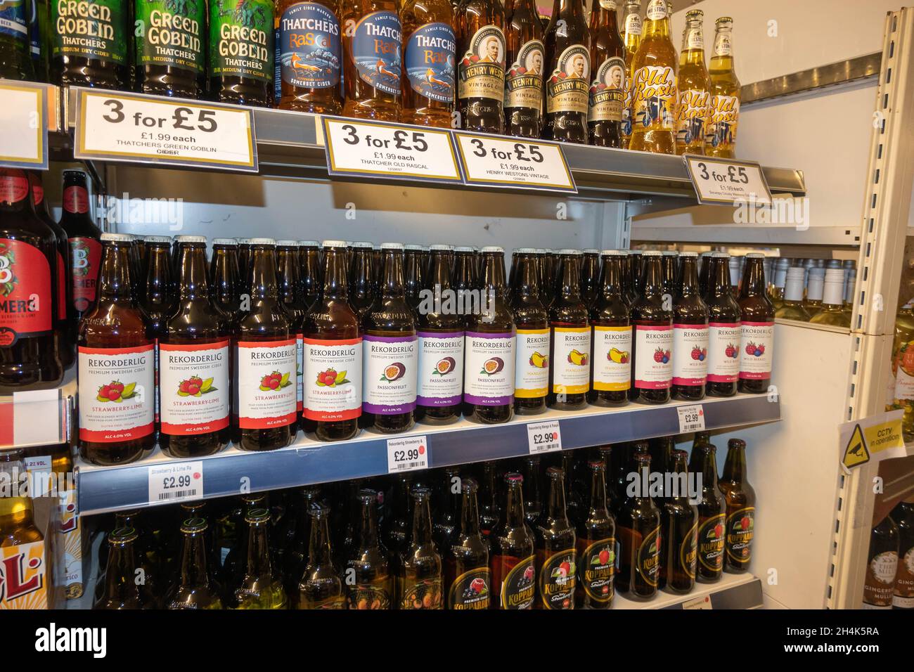 Birra, lager, sidro e birra su uno scaffale in un supermercato locale in Norfolk Inghilterra Foto Stock