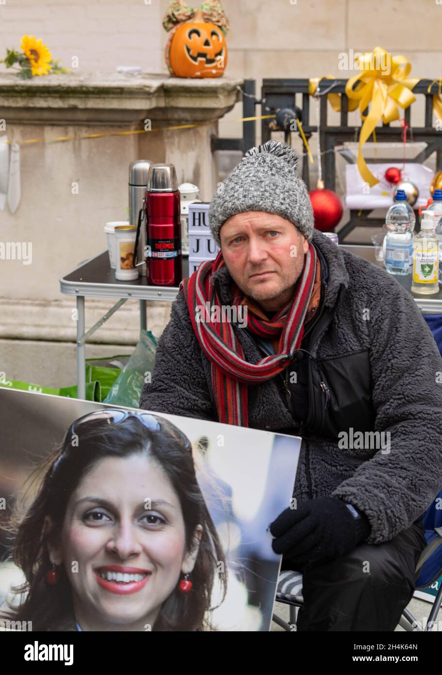 Londra, Regno Unito. 3 novembre 2021. Richard Ratcliffe il giorno 11 del suo sciopero della fame fuori dall'ufficio straniero, del commonwealth e dello sviluppo per chiedere la liberazione di sua moglie Nazanin Zaghari-Ratcliffe dall'Iran Credit: Ian Davidson/Alamy Live News Foto Stock