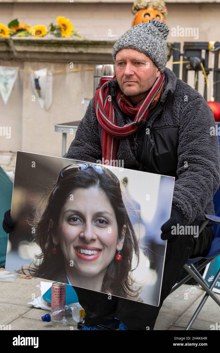 Londra, Regno Unito. 3 novembre 2021. Richard Ratcliffe il giorno 11 del suo sciopero della fame fuori dall'ufficio straniero, del commonwealth e dello sviluppo per chiedere la liberazione di sua moglie Nazanin Zaghari-Ratcliffe dall'Iran Credit: Ian Davidson/Alamy Live News Foto Stock