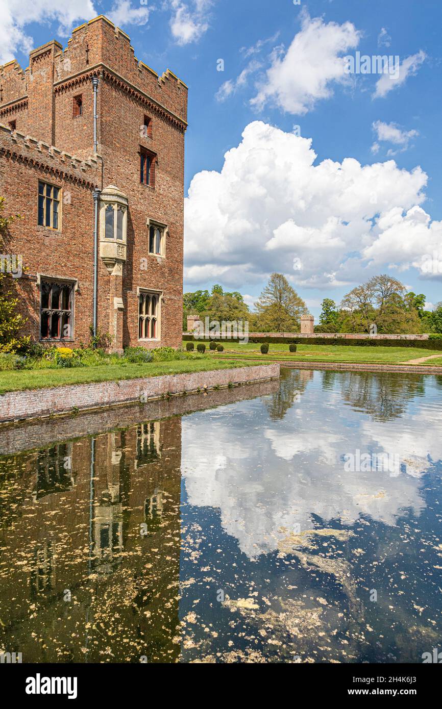 Le nuvole Maytime si riflettevano nel fossato della tarda Oxburgh Hall medievale, Norfolk UK Foto Stock