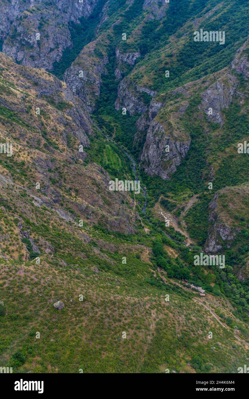 Valle del fiume Vorotan vicino a Tatev, Armenia Foto Stock