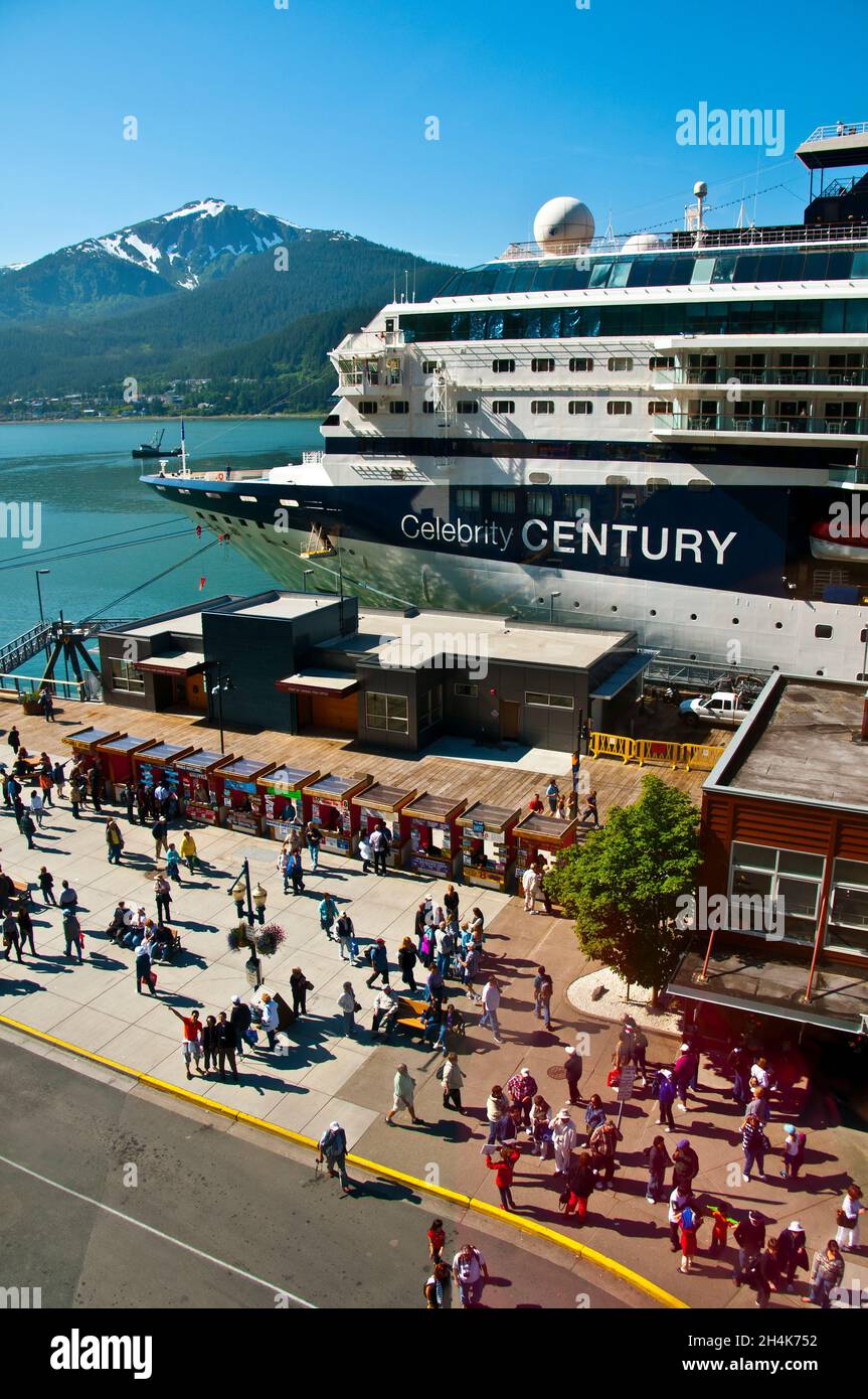 Nave da crociera celebrità ormeggiata a Juneau, Alaska Foto Stock