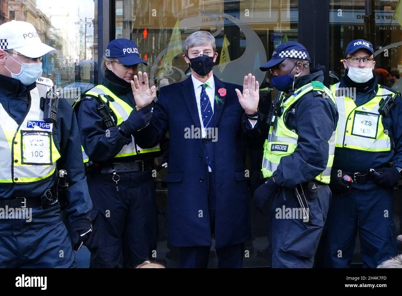 La polizia arresta una protesta di estinzione della ribellione fuori dalla SSE Renewables a Glasgow durante il vertice del Cop26. Data foto: Mercoledì 3 novembre 2021. Foto Stock