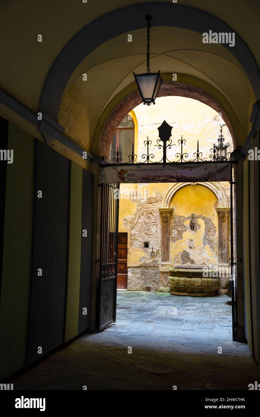 Ingresso a volta in un cortile italiano a Siena, Italia. Foto Stock