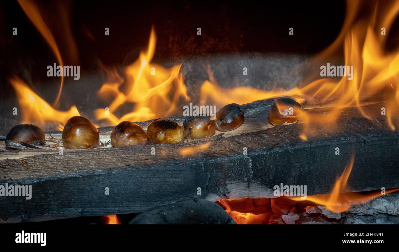 Castagne arrostite al fuoco Foto Stock