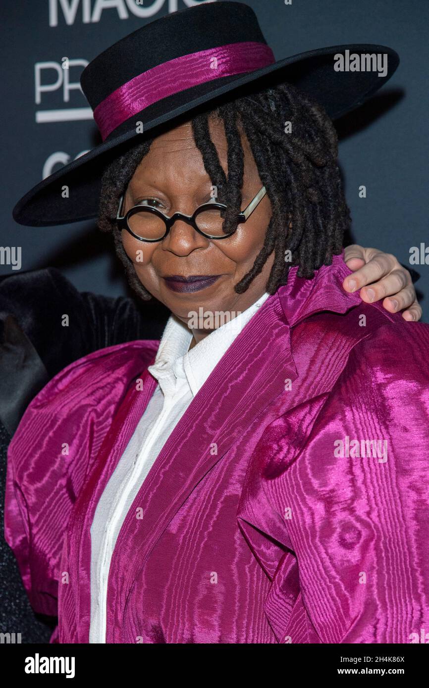 New York, Stati Uniti. 2 novembre 2021. Whoopi Goldberg partecipa agli ACE Awards 2021 alla 42nd Street di Cipriani a New York City. (Foto di Ron Adar/SOPA Images/Sipa USA) Credit: Sipa USA/Alamy Live News Foto Stock