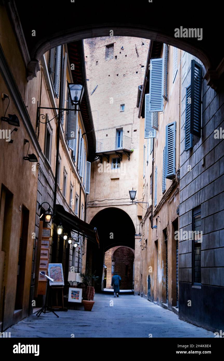 Archi romanico-gotici nella Siena medievale, Italia. Foto Stock