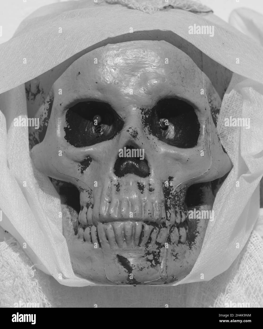 Skull con cappuccio, decorazioni per la casa di Halloween illuminate Foto Stock