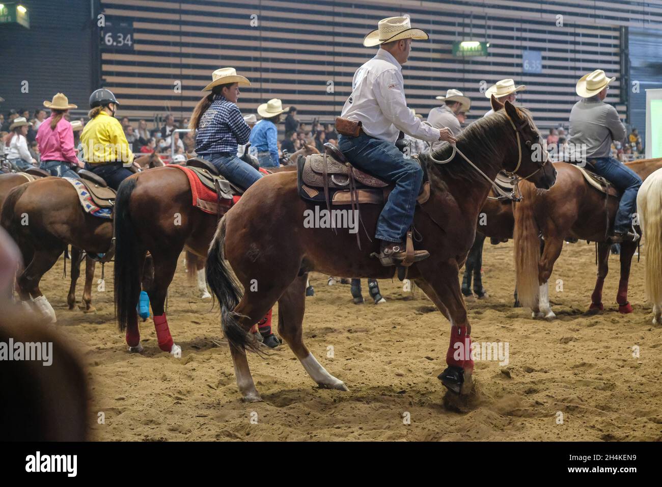 Lione (Francia), 30 ottobre 2021. I cowboy sui cavalli si preparano per una dimostrazione di selezione ranch. Foto Stock