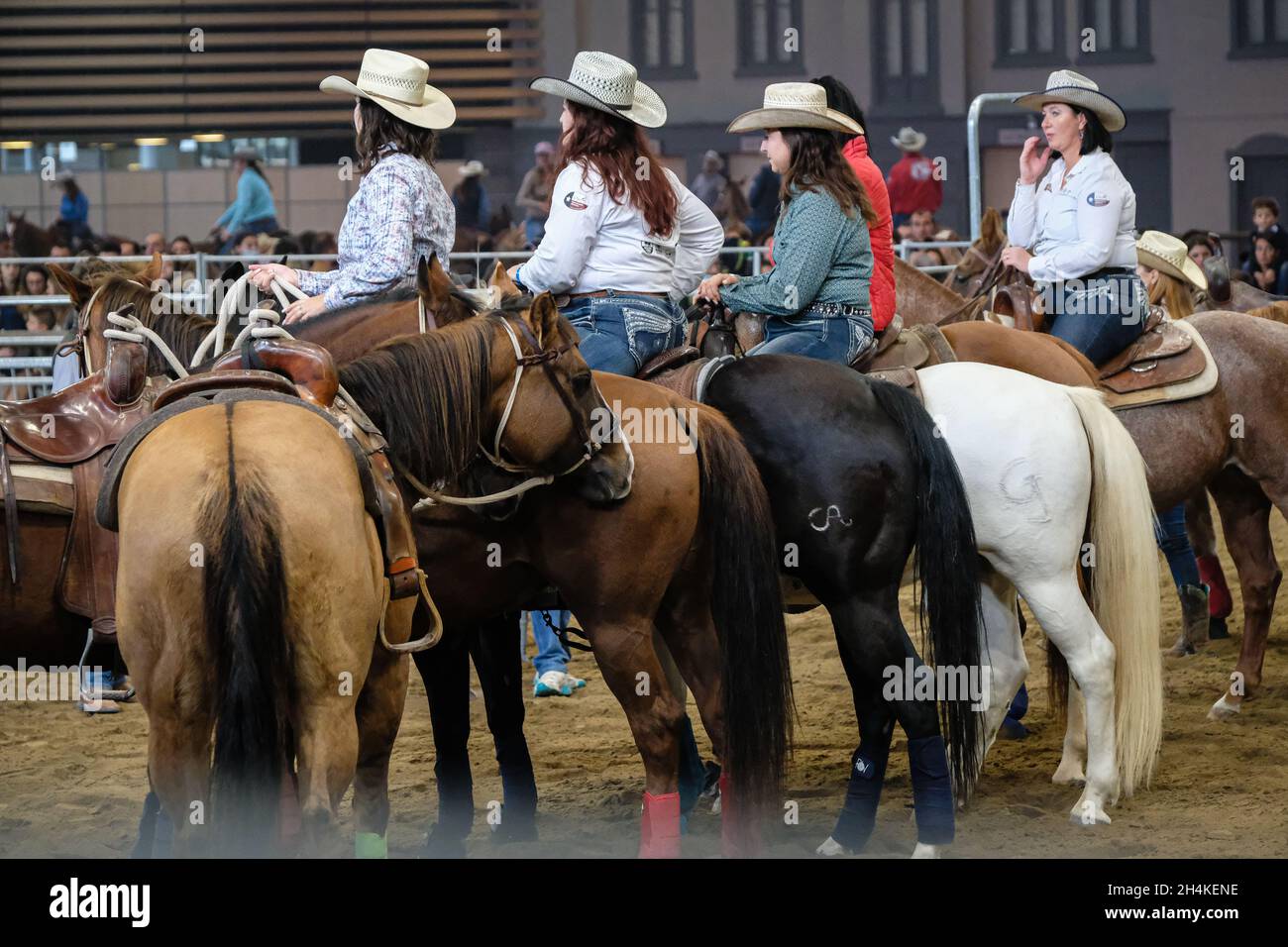 Lione (Francia), 30 ottobre 2021. Le cavalieri femmine in cappelli cowboy aspettano i loro cavalli per una dimostrazione di selezione ranch. Foto Stock