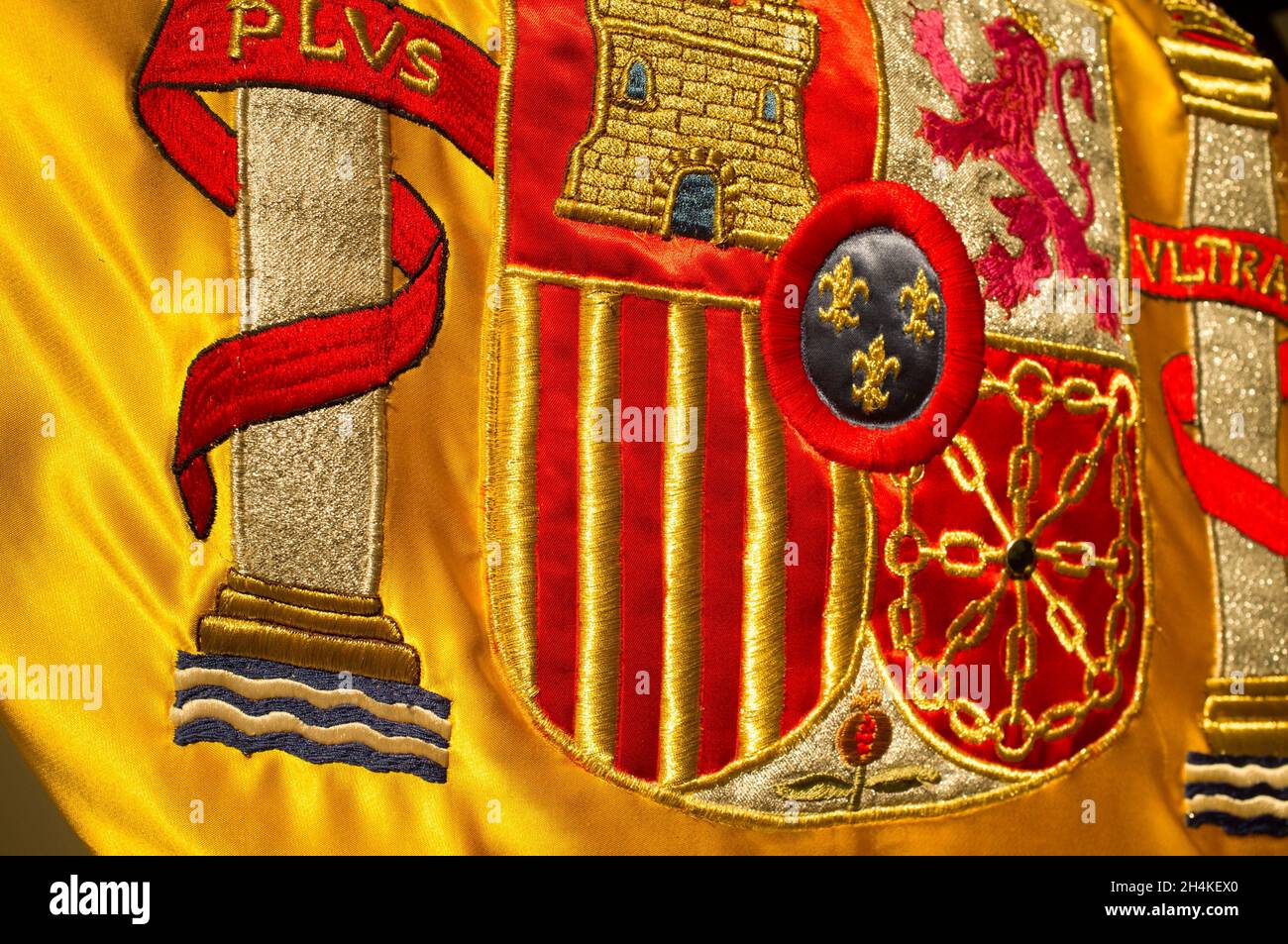 Stemma della nazione spagnola ricamato ricamato riccamente sulla sua bandiera. Primo piano. Foto Stock