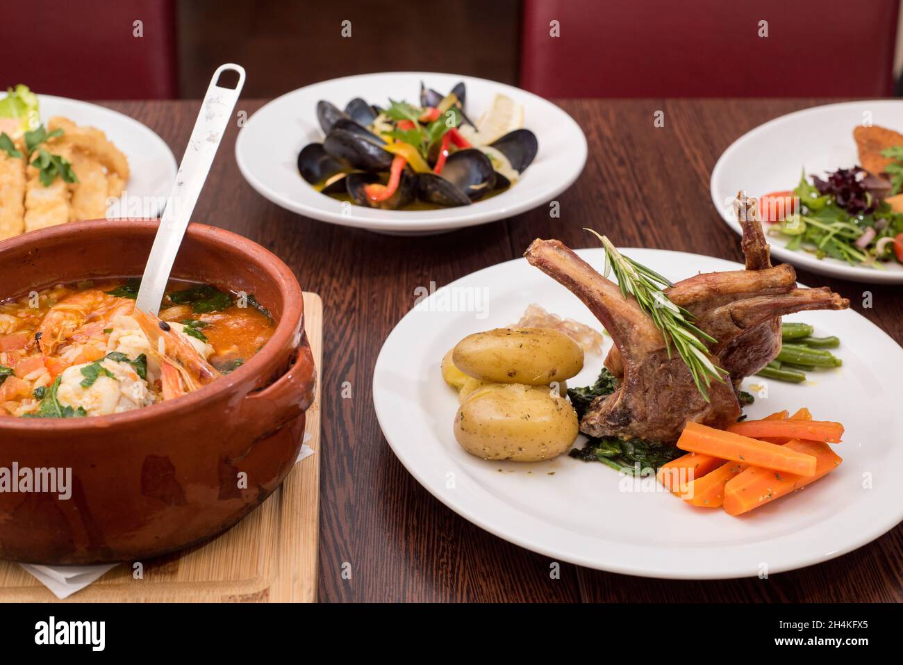 Sheffield, Regno Unito – 12 dicembre 2017 – raffinata cucina portoghese al Na Pedra con costolette di agnello e stufato di pesce di stagione a Abbeydale Road Foto Stock