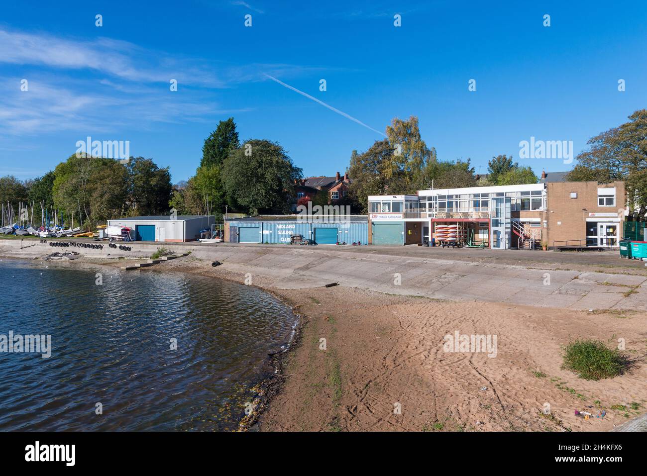 Midland Sailing Club a Edgbaston Reservoir a Birmingham in una soleggiata giornata autunnale Foto Stock