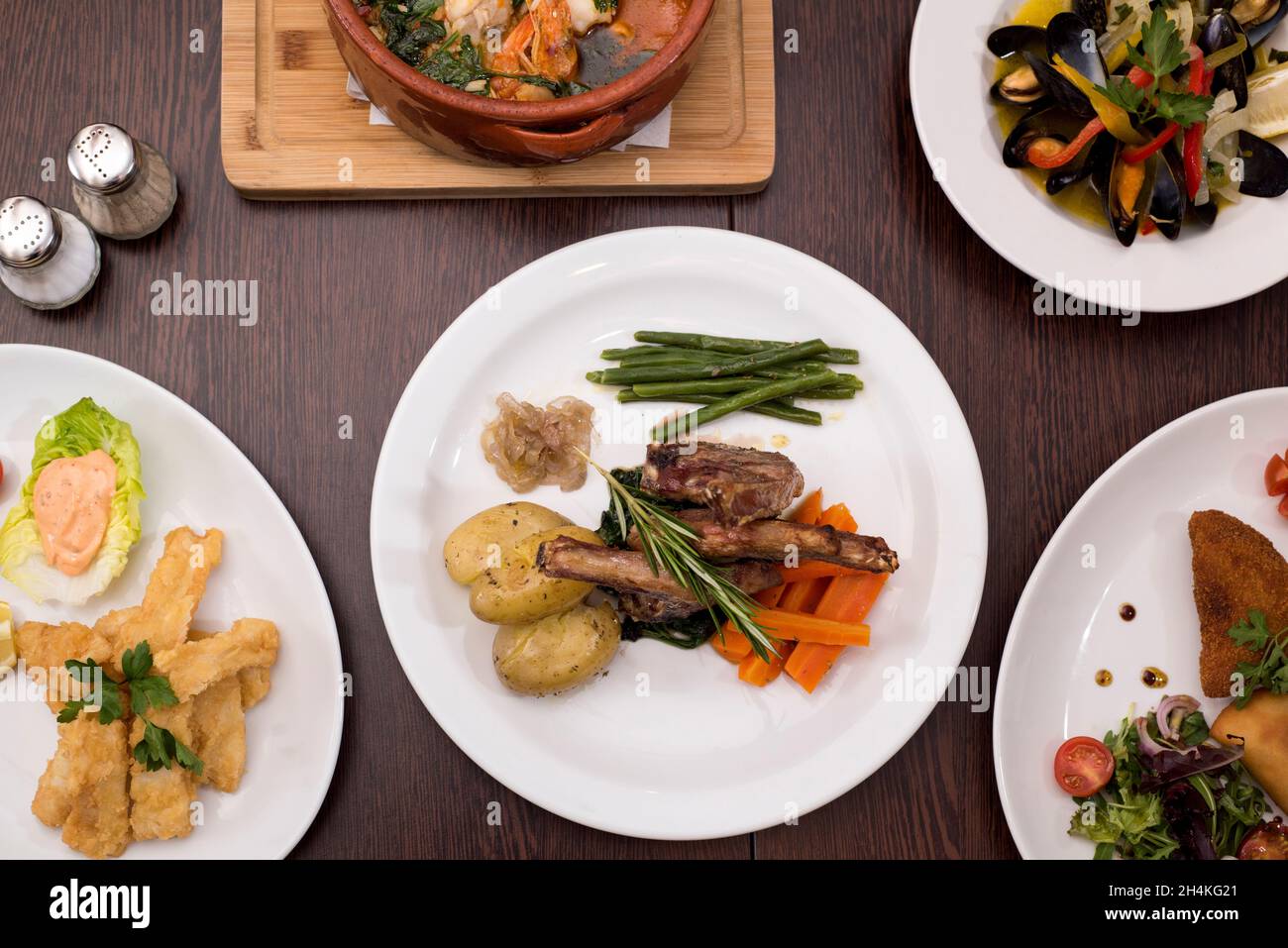 Sheffield, Regno Unito – 12 dicembre 2017 – raffinata cucina portoghese al Na Pedra con costolette di agnello e antipasti di pesce fresco selezionati all'Abbeydale Road Foto Stock