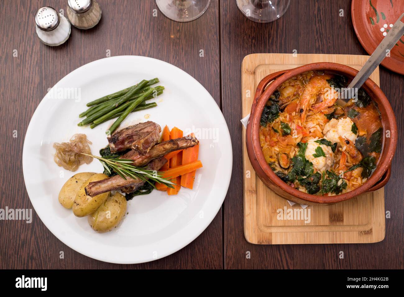 Sheffield, Regno Unito – 12 dicembre 2017 – raffinata cucina portoghese al Na Pedra con costolette di agnello e stufato di pesce di stagione a Abbeydale Road Foto Stock