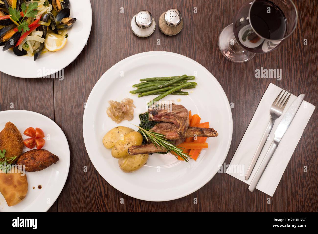 Sheffield, Regno Unito – 12 dicembre 2017 – raffinata cucina portoghese al Na Pedra con costolette di agnello e antipasti di pesce fresco selezionati all'Abbeydale Road Foto Stock
